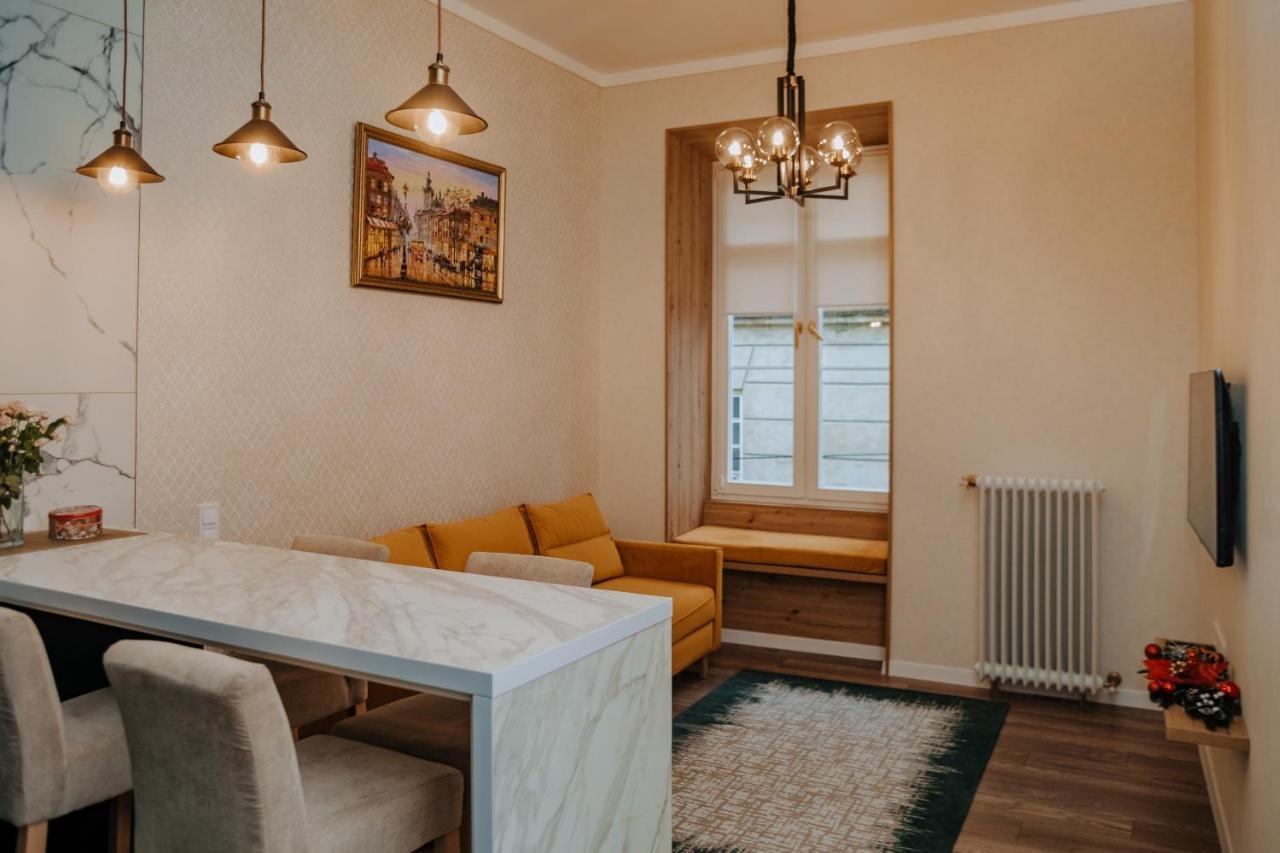 V.I.P Apartments Dominikanos Lviv Extérieur photo